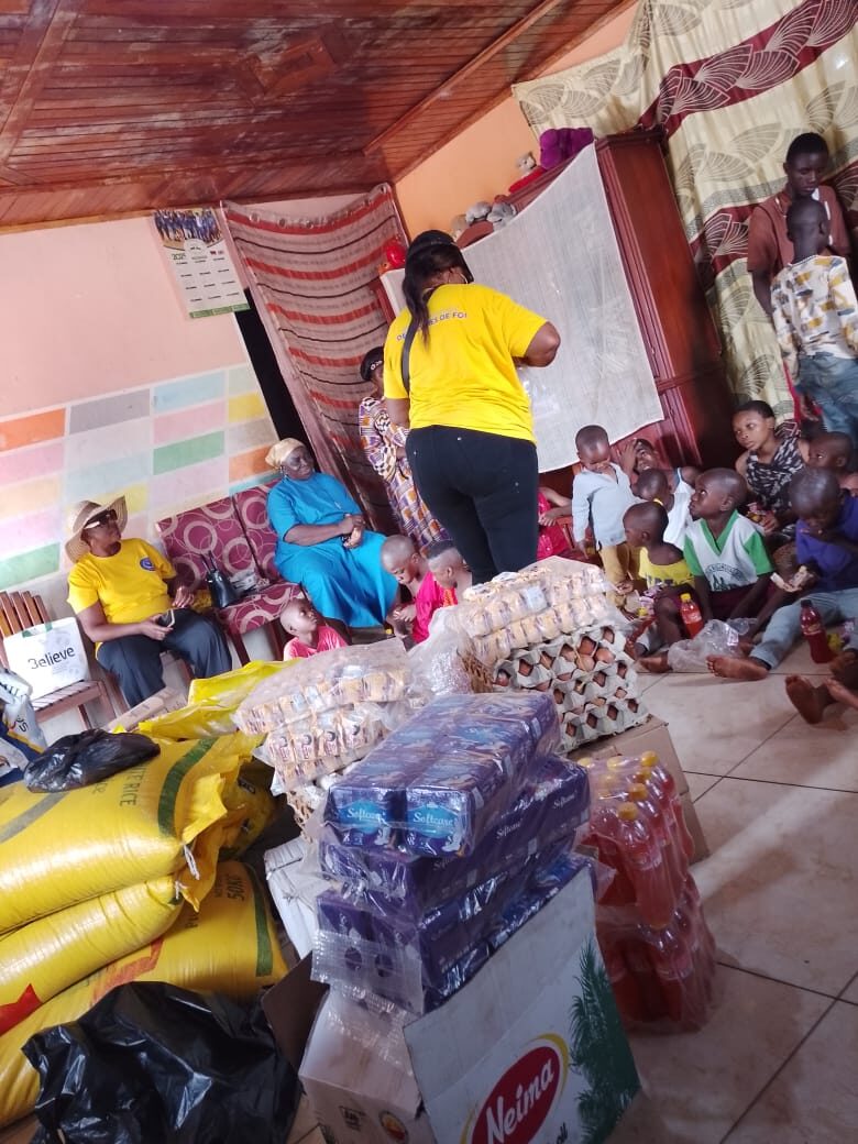 Distribution de denrées alimentaires à l'orphelinat La Miséricorde Divine